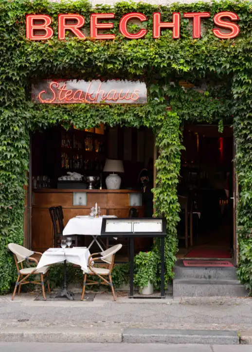 Ziegelsteinweg vor dem Eingang des Brechts Steakhauses, der eine einladende Atmosphäre schafft. Gourmetfleisch im Brechts Steakrestaurant