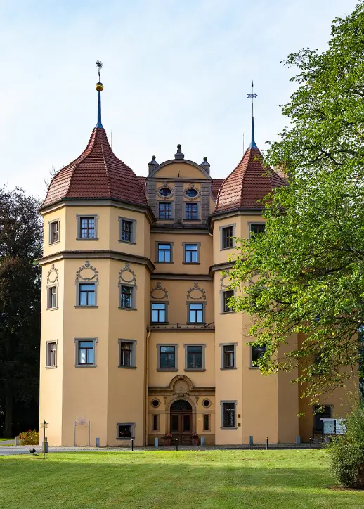 Das Schlosshotel Althörnitz, ein prächtiges Gebäude, eingebettet in eine schöne Landschaft.