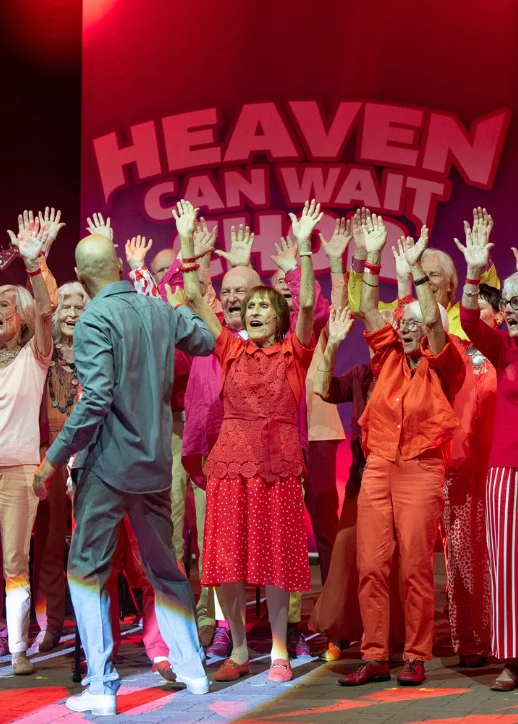 Mitglieder des Chors "Heaven can wait" stehen auf der Bühne und zeigen eine musikalische Darbietung.