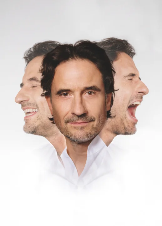 Oliver Mommsen als Vanya, mit geschlossenen Augen und offenem Mund, zeigt eine intensive emotionale Darstellung.