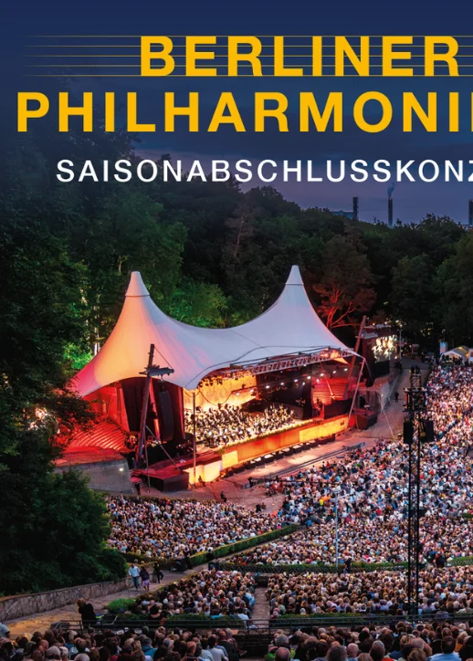 Berliner Philharmoniker beim Saisonabschlusskonzert, Musiker auf der Bühne, festliche Atmosphäre im Konzertsaal.