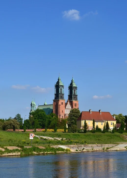 Auf einem Hügel steht der Posener Dom, eine große Kirche mit zwei markanten Türmen.