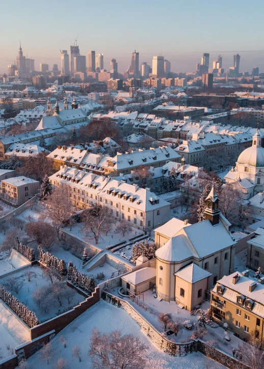 Luftaufnahme der Stadt Warschau, Polen, im Winter, mit schneebedeckten Dächern und frostigen Straßen.