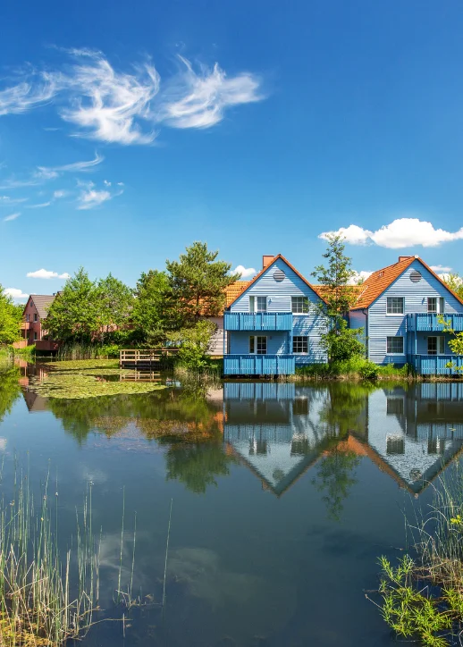 Ein blauer Himmel mit weißen Wolken über dem Beech Resort Fleesensee.