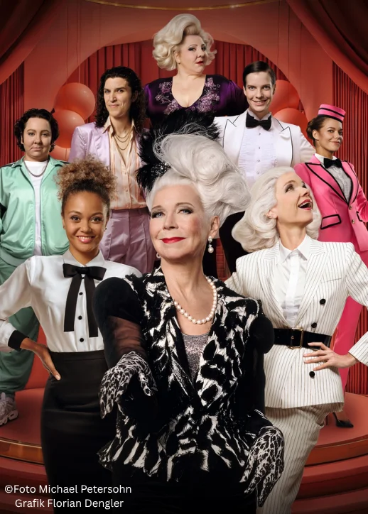 Die Besetzung von "Carmen darf nicht platzen" posiert lächelnd zusammen auf der Bühne der Komödie am Kurfürstendamm.
