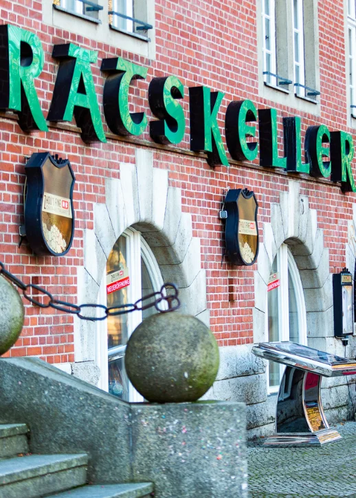 Rotes Backsteingebäude von Zhou's Fine im Ratskeller Reinickendorf.