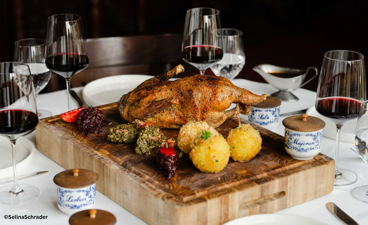 Ein gebratener Truthahn auf einem Holzschneidebrett, Teil des Angebots von Gans to go aus der Ganymed Brasserie.