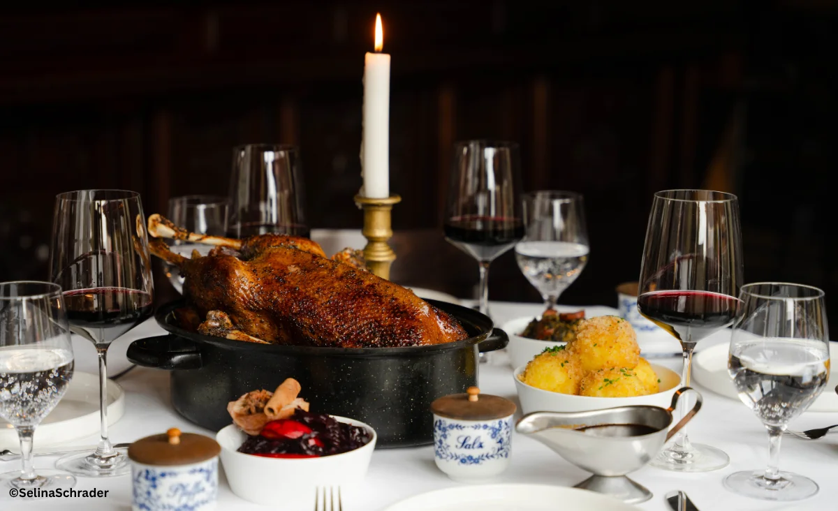 Ein Tisch mit einem Abendessen aus der Ganymed Brasserie, liebevoll angerichtet und bereit zum Servieren.