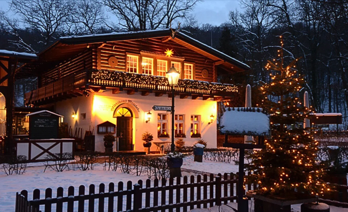 Vor dem Historischen Wirtshaus Moorlake leuchtet ein festlicher Weihnachtsbaum.