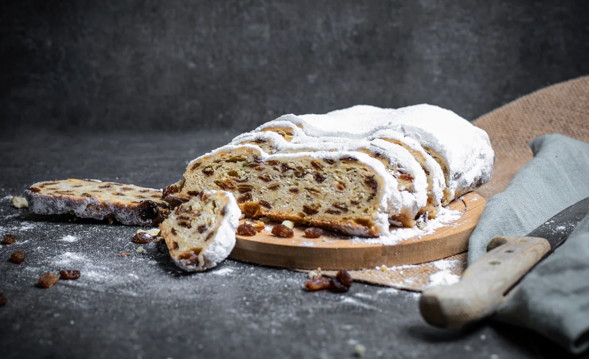 Eine mit Zuckerguss und Rosinen verzierte Stolle, aus der Stollenbäckerei Krause in Dresden Konditorei.