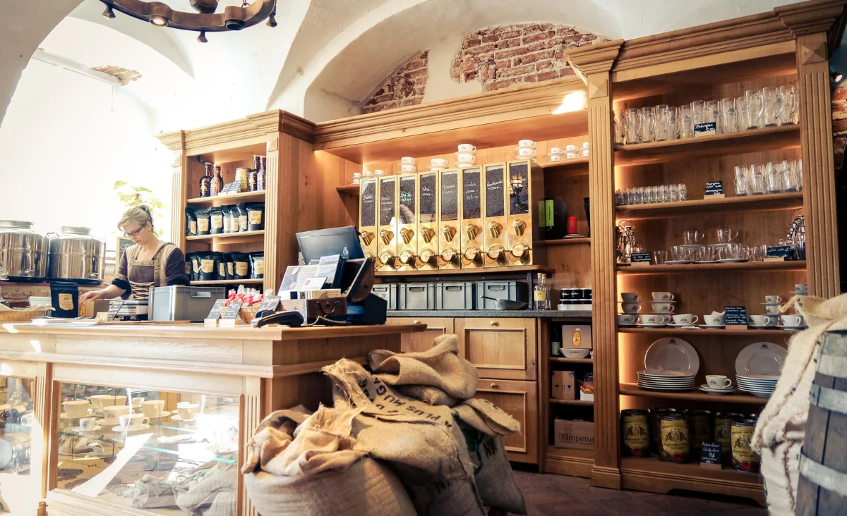 Vor dem Counter im Wasserschloss Mellenthin auf Usedom steht eine Frau.