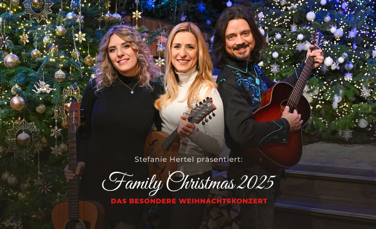 Stefanie Hertel präsentiert: Familienweihnachten 2020 mit der Band, umgeben von festlicher Weihnachtsdekoration