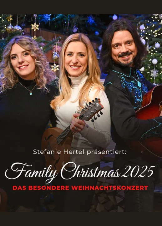 Stefanie Hertel präsentiert: Familienweihnachten 2020 mit der Band, umgeben von festlicher Weihnachtsdekoration