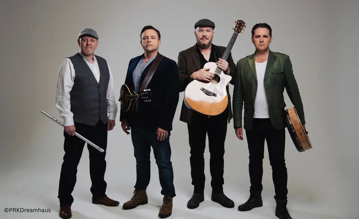 Die irische Band The Lads steht auf der Bühne und spielt traditionelle Musik mit Instrumenten und Gesang.