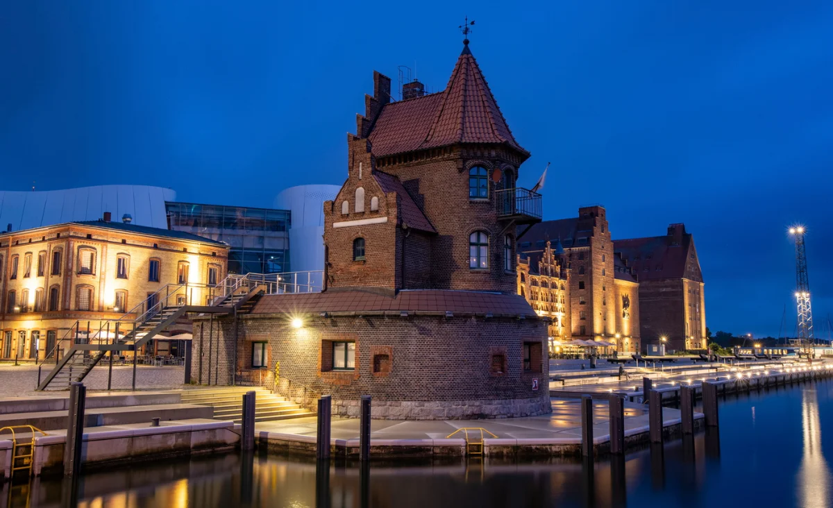 Nachtansicht einer Altstadt, romantisch erleuchtet, auf einer der deutschen Ostseeinseln -ein schöner Ort für eine Flusskreuzfahrt für zwei Personen.