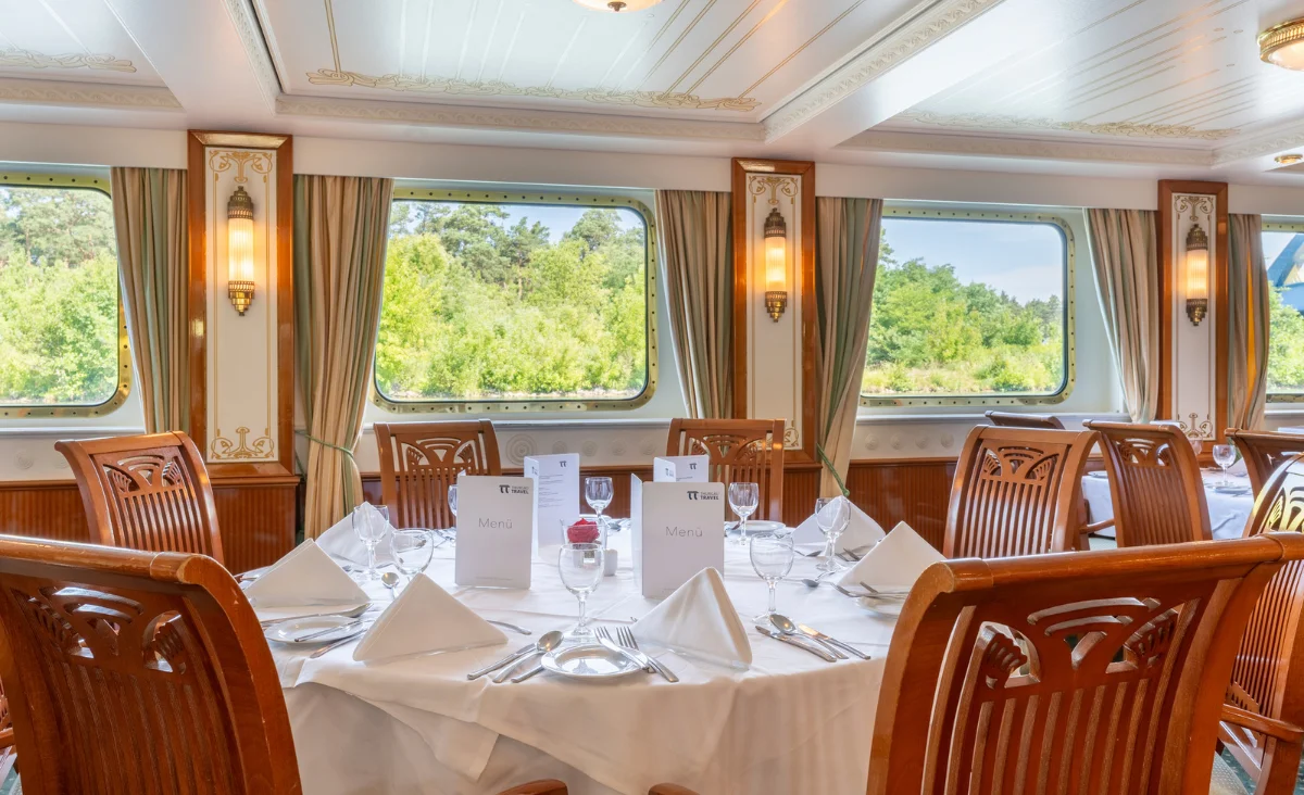 Foto eines Restaurants mit weiß bedeckten Tischen an Bord der MS Thurgau Chopin, ideal bei einer romantischen 8-tägigen Flusskreuzfahrt für zwei.