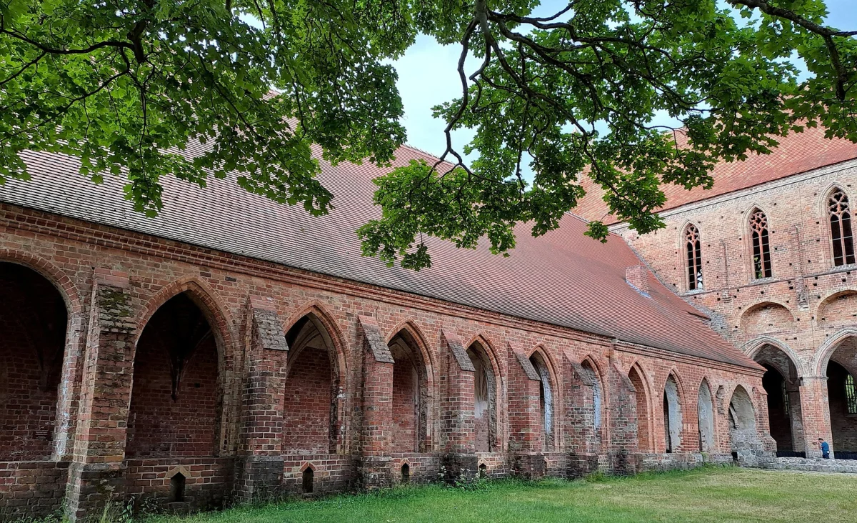 Eine Kirche mit beeindruckender Architektur und historischem Charme auf einer der deutschen Ostseeinseln.