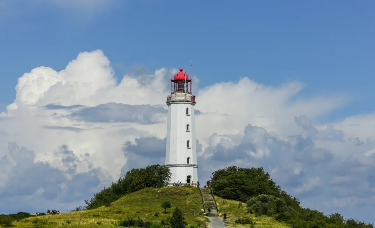 Ein weißer und roter Leuchtturm steht stolz an der Küste der deutschen Ostseeinseln.
