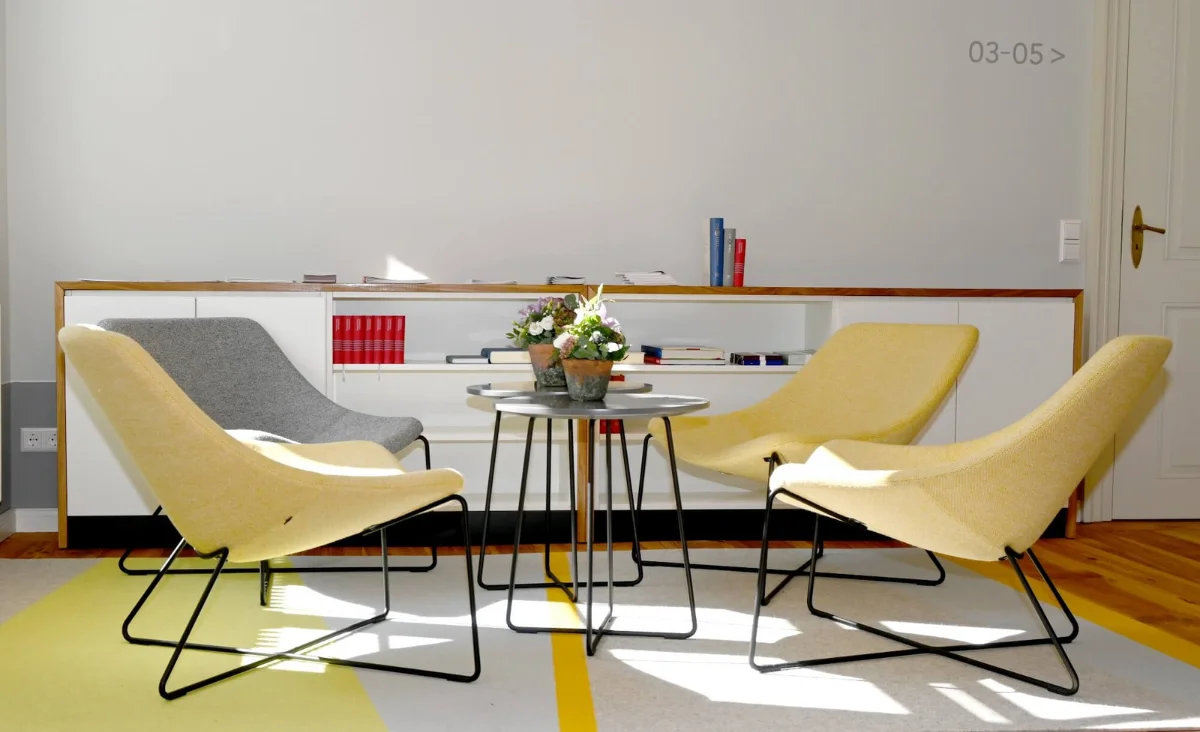 Gelbe Möbel, ein Stuhl und ein Tisch, in einem stilvollen Raum des Hotels Brandenburger Dom in Brandenburg an der Havel.