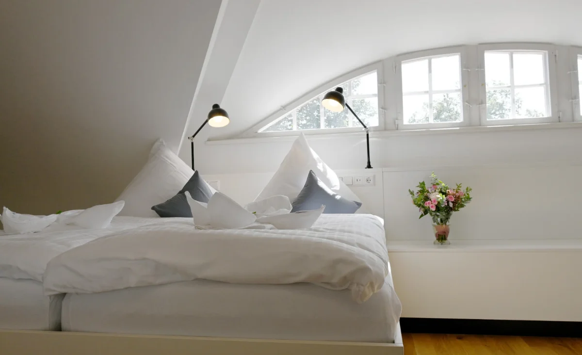 Im Hotel Brandenburger Dom ist das Bett sorgfältig gemacht, ideal für einen erholsamen Aufenthalt in Brandenburg an der Havel.