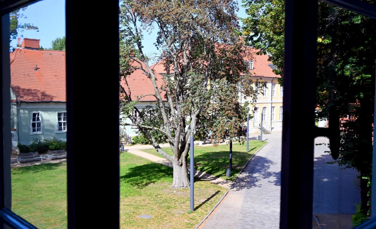 Badezimmer mit Waschbecken, Spiegel und Dusche im Hotel Brandenburger Dom in Brandenburg an der Havel.