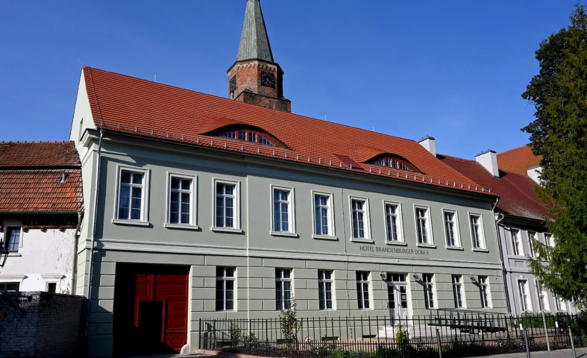 Hotel Brandenburger Dom in Brandenburg an der Havel, erkennbar an seinem großen Gebäude mit Uhrturm.