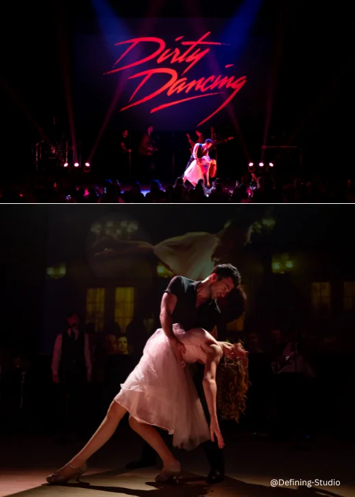 Zwei Tanzpaare führen auf einer Bühne vor einem großen Bildschirm mit roter Schrift 'Dirty Dancing' Tanzbewegungen aus.