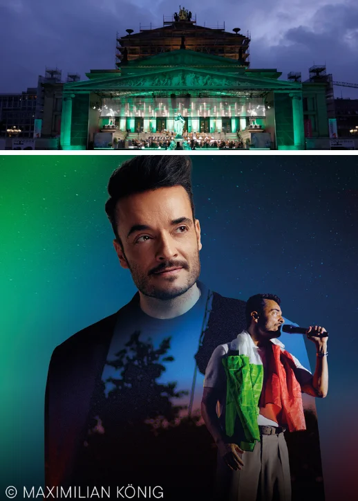 Giovanni Zarrella mit Mikrofon in der Hand und italienischer Flagge als Umhang bei Classic Open Air 2026 in Berlin vor einem Hintergrund mit Baum-Silhouette.