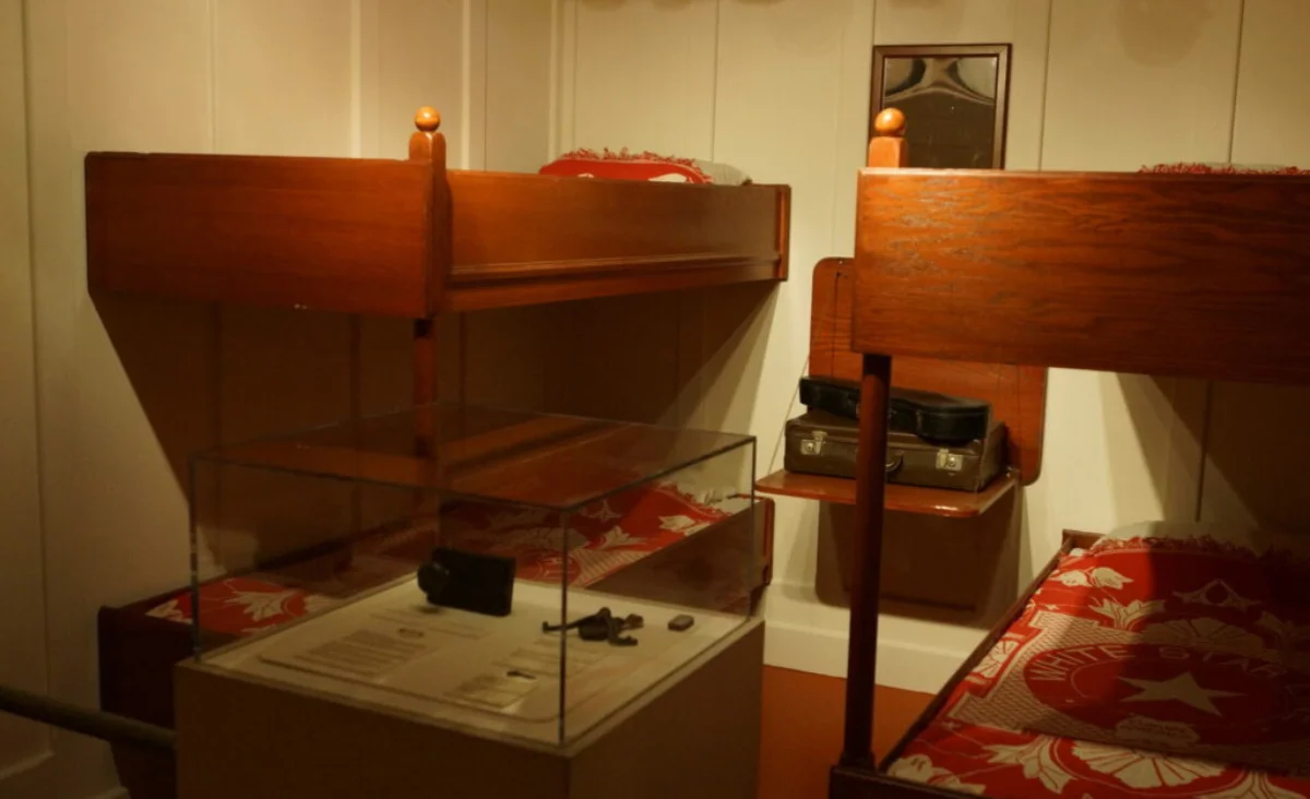 Ein Raum mit Etagenbetten und einem Schreibtisch, Teil der Titanic-Ausstellung.
