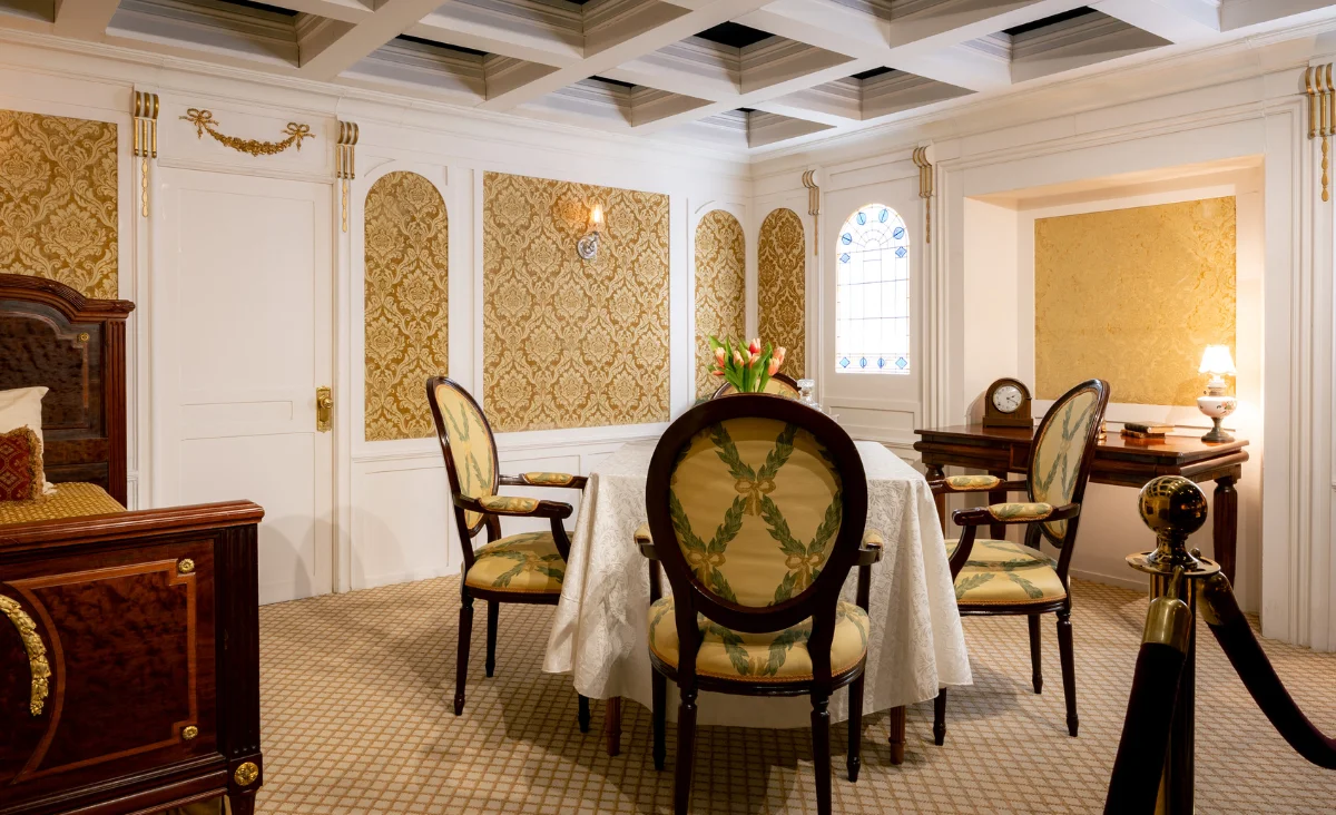 Esszimmer mit Tisch und Stühlen der Titanic-Ausstellung.