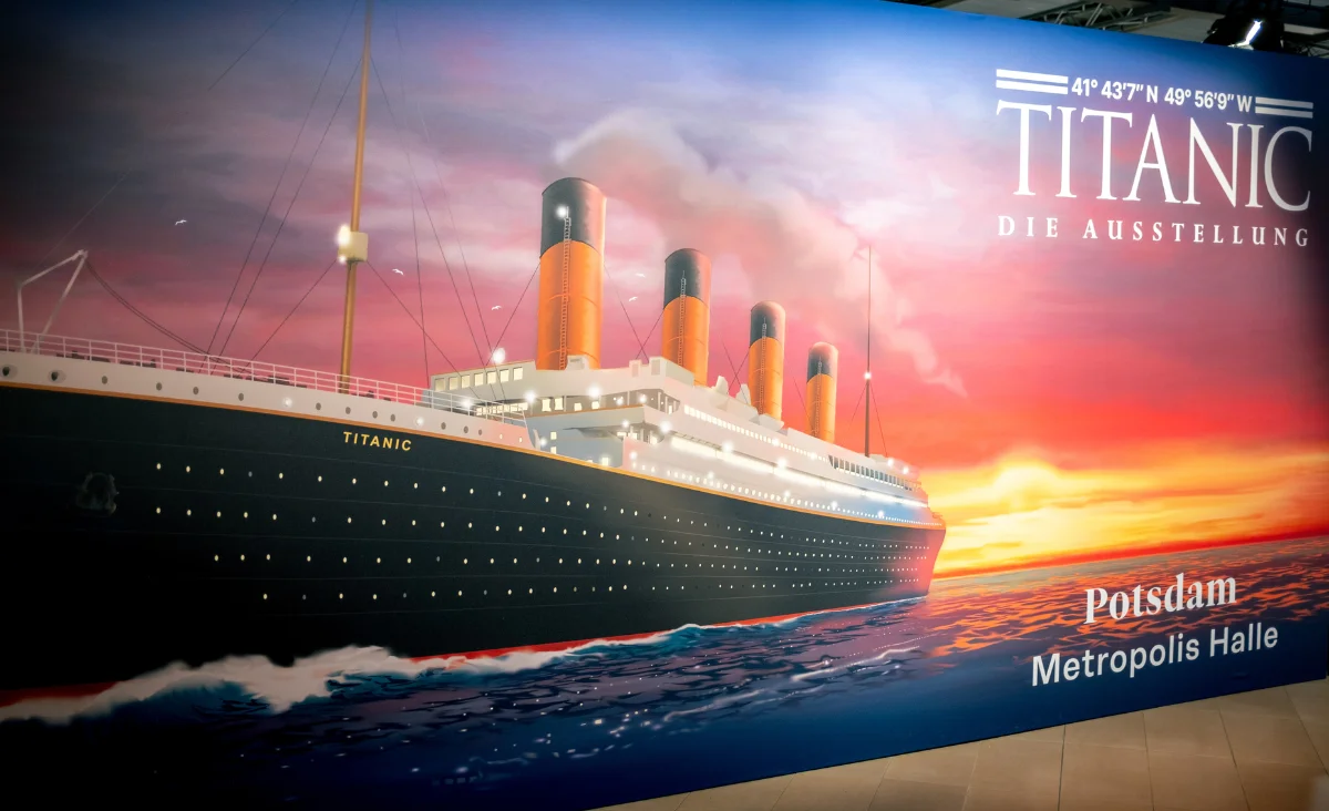Plakat der Titanic-Ausstellung im Museum , das die Geschichte des berühmten Schiffs zeigt.