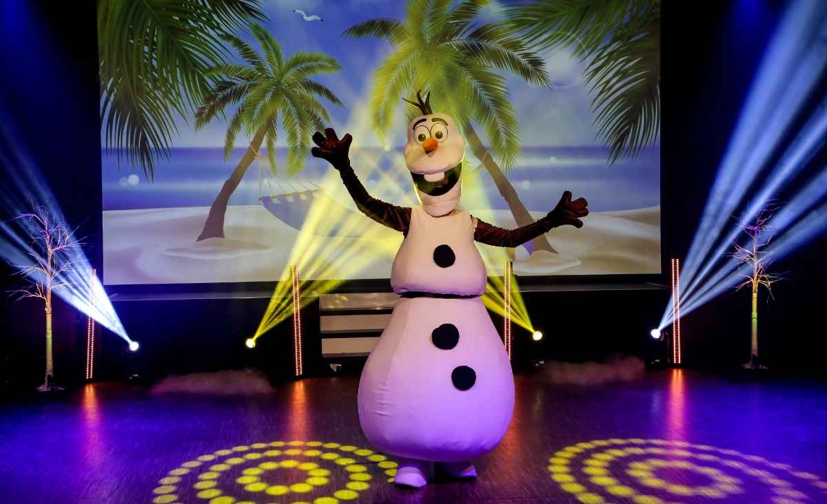 Olaf der Schneemann posiert fröhlich beim Hakuna Matata Kindermusical Gala im Disneyland Resort.