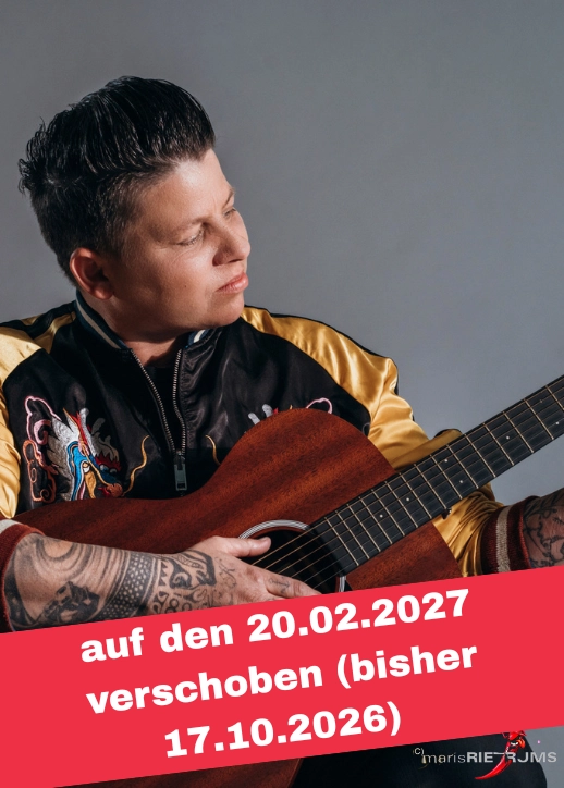 Kerstin Ott spielt akustische Gitarre bei der Veranstaltung 'SCHLAGERNACHT'26 mit Kerstin Ott.