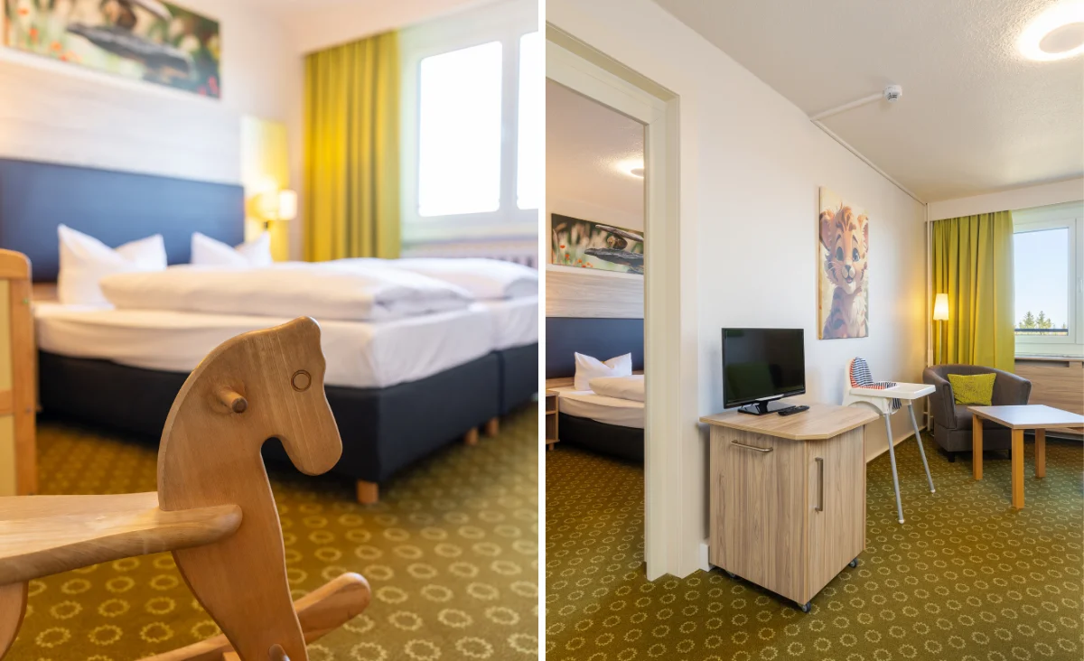 Im Vordergrund steht ein heller Holztisch mit einer kleinen Kommode, und ein Schaukelpferd. Rechts befindet sich ein grünes Sofa mit gelbem Polster, daneben ein grauer Sessel und ein weißer Couchtisch. Die Fenster sind mit gelb-grünen Vorhängen versehen und lassen Tageslicht herein. An der Wand hängt ein großformatiges Bild mit einem Tiermotiv. Im Hintergrund ist ein separates Schlafzimmer mit einem Doppelbett und einem Kinderbett zu sehen. Die Einrichtung wirkt modern und freundlich, die Teppichböden sind mit einem kreisförmigen Muster gestaltet.