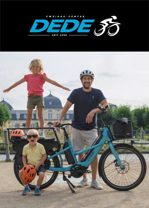 Ein Mann und zwei Kinder posieren auf einem Fahrrad gekauft mit dem Wertgutschein Zweirad-Center Dede.