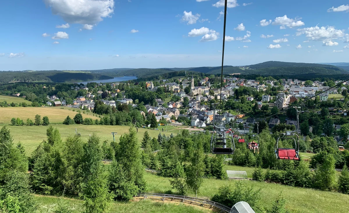 Eine grüne Landschaft der Wurzelrudis Erlebniswelt.