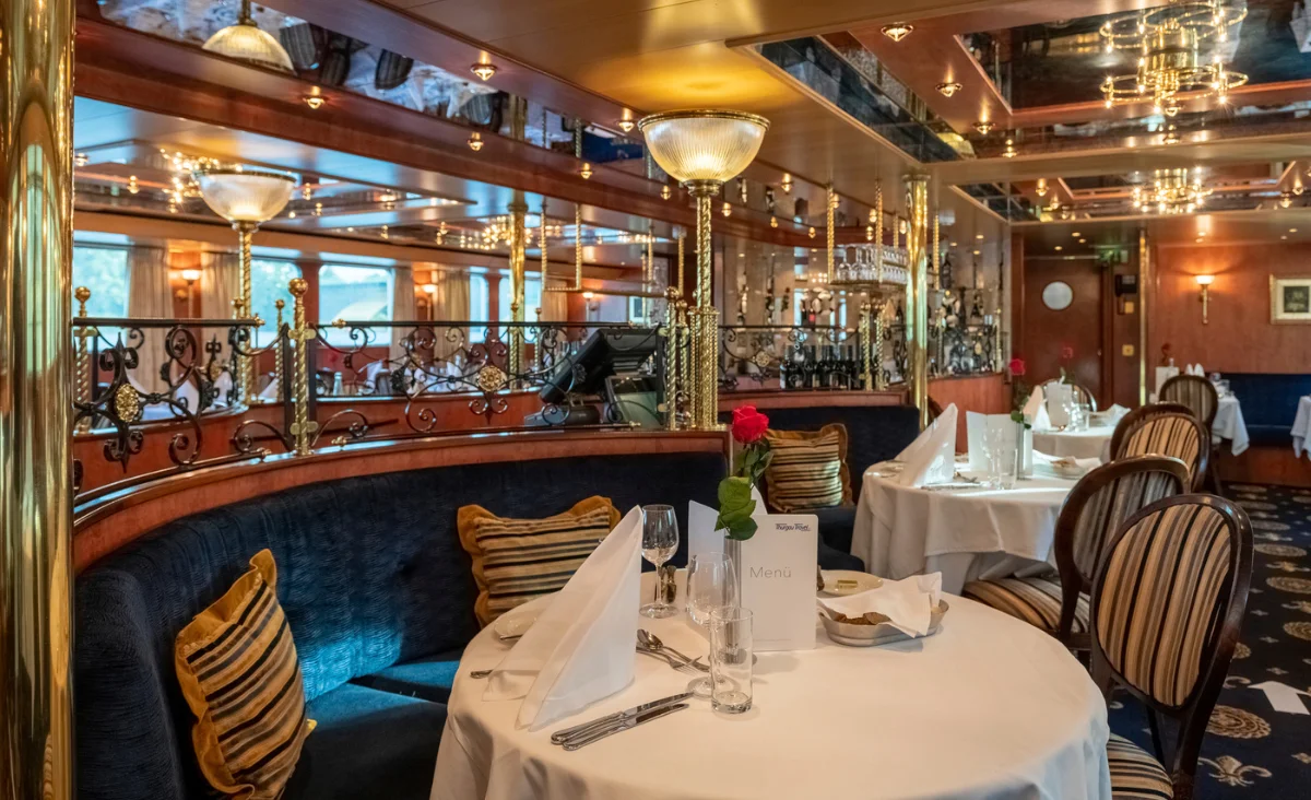 Großer Raum mit einem eleganten Kronleuchter, ideal für Veranstaltungen auf der Flusskreuzfahrt Berlin Stettin an Bord der MS Thurgau Saxonia.