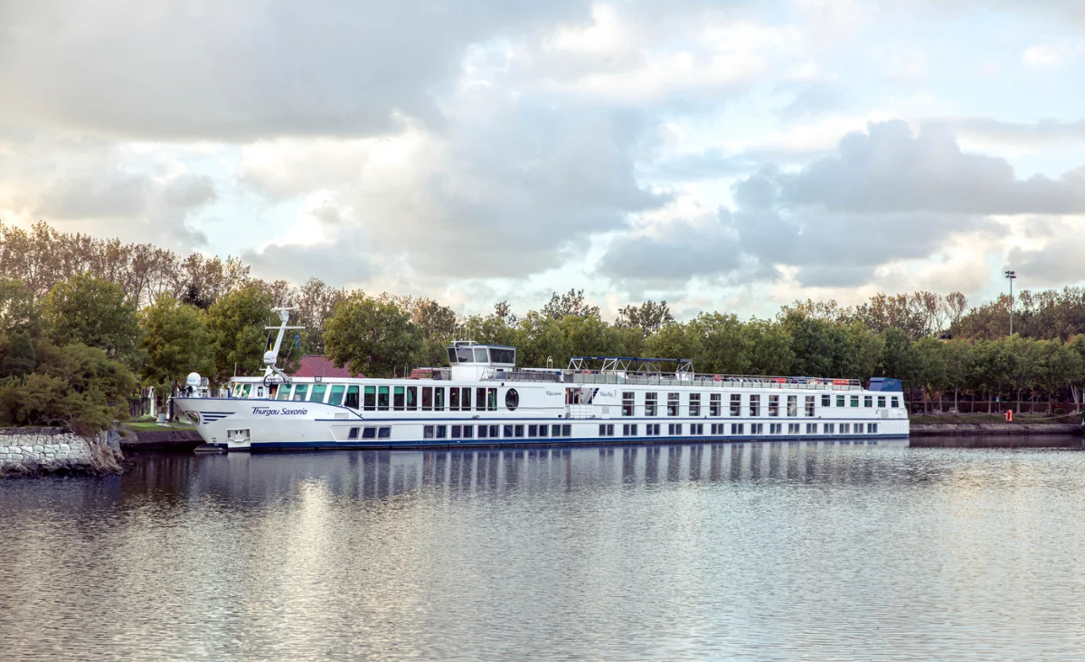 Ein großes weißes Schiff, die MS Thurgau Saxonia, fährt auf dem Wasser bei der Flusskreuzfahrt Berlin Stettin.