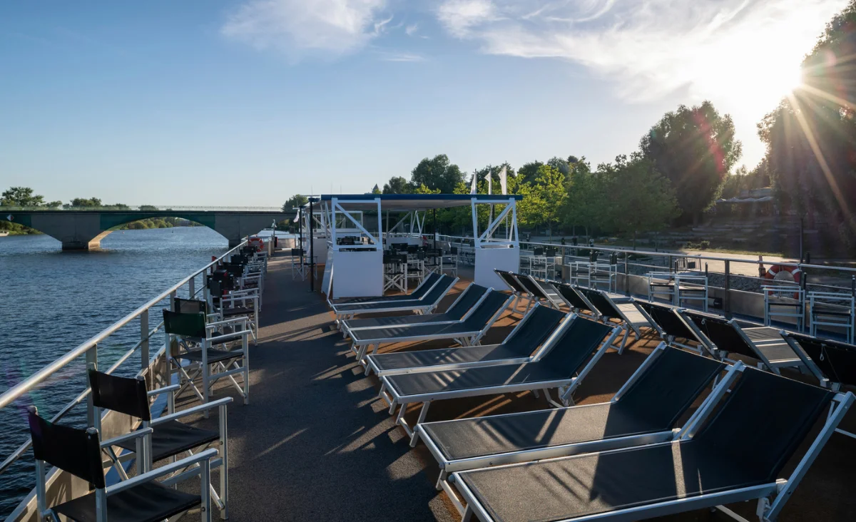 Die MS Thurgau Saxonia mit gemütlichen Liegestühlen auf dem Deck für eine entspannte Flusskreuzfahrt Berlin Stettin.