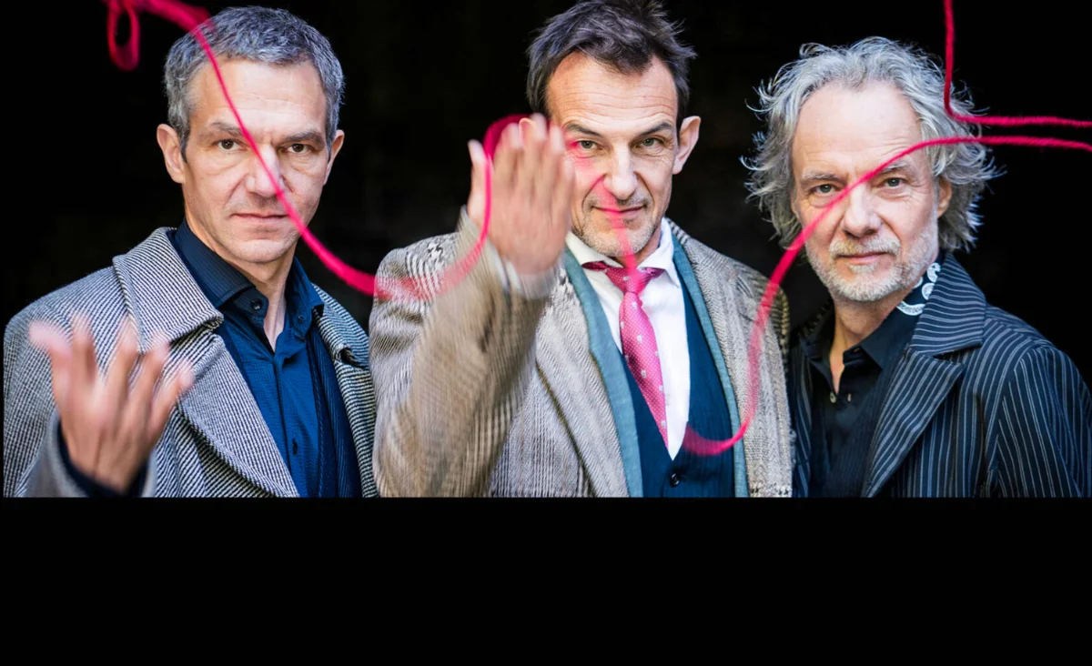 Während des Radio Paradiso Theaterspecials im Renaissance Theater heben drei Männer die Hände, einer hält ein pinkes Schnur.