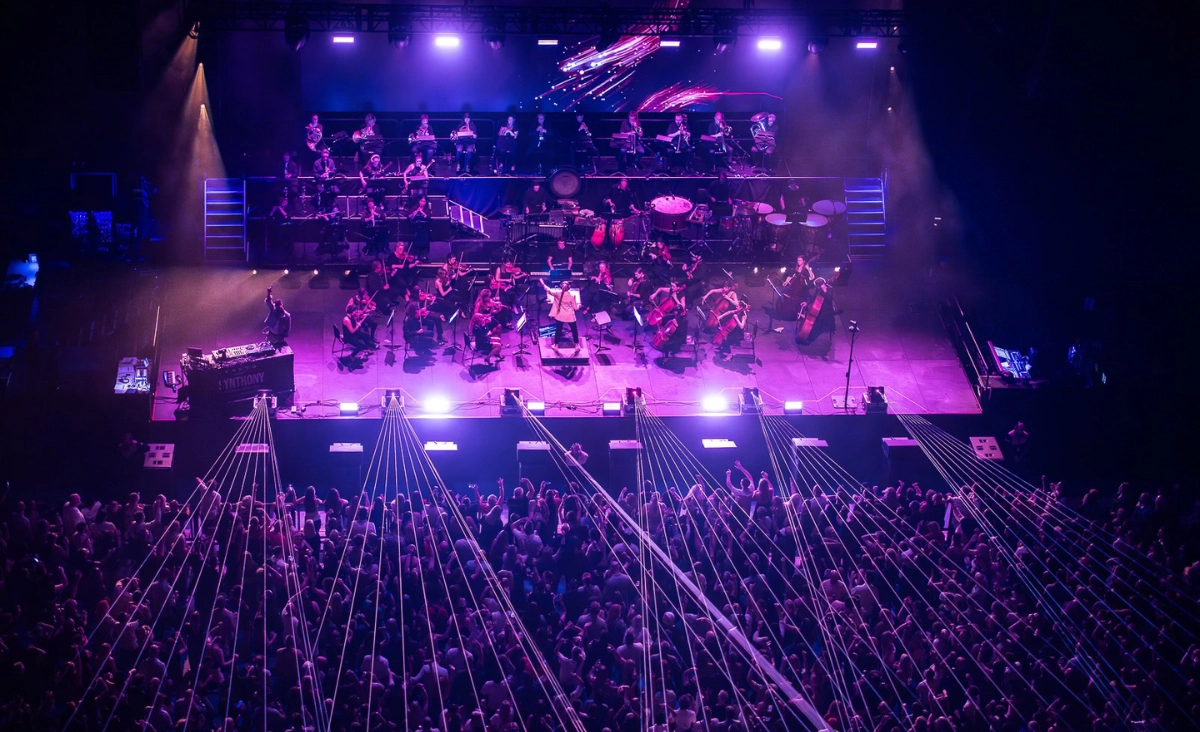 Live-Auftritt einer Band auf der Bühne, umgeben von jubelndem Publikum während der Synthony Europe Tour 2026.