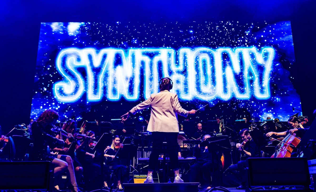 Dirigentin auf der Bühne der Synthony Europe Tour 2026.