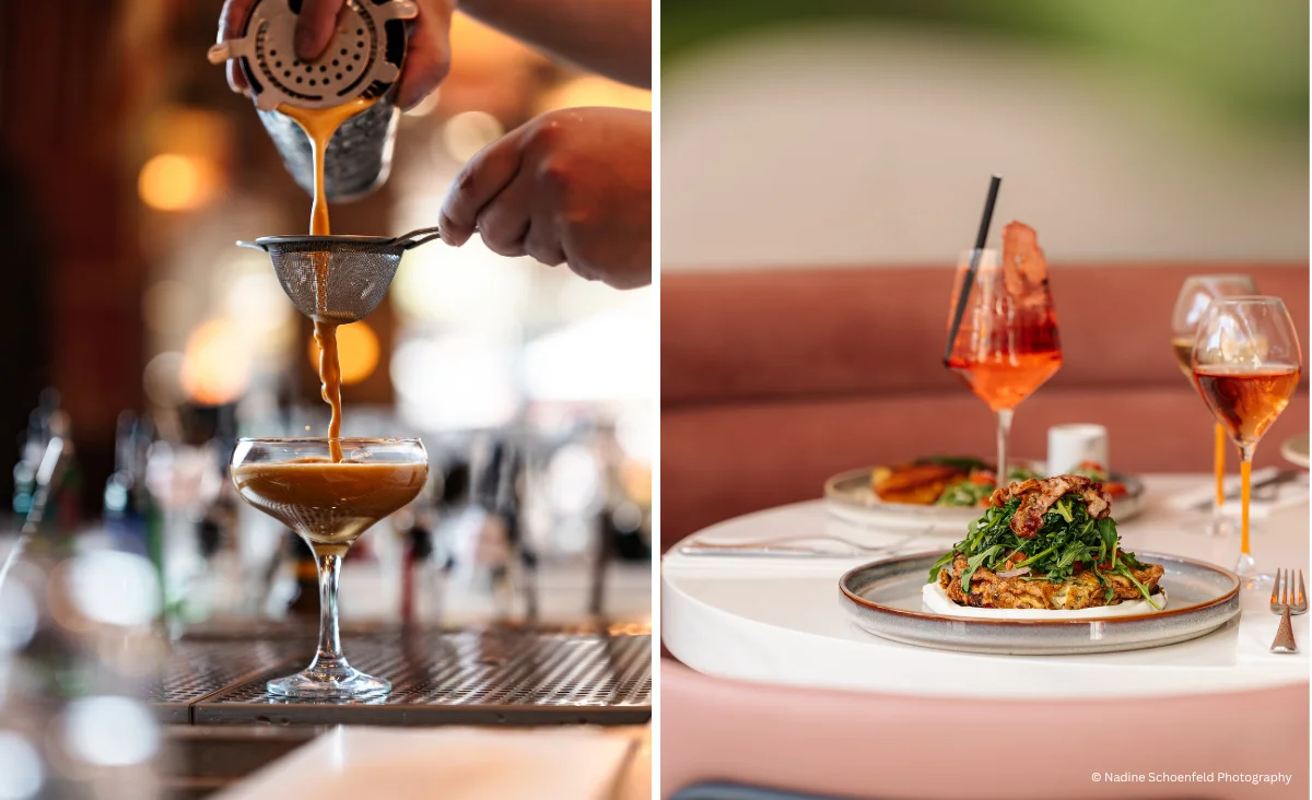 Links wird ein Cocktail durch ein feines Sieb in ein Cocktailglas mit Stiel gegossen, rechts stehen auf einem weißen Tisch ein Teller mit Salat und ein Glas mit orangem Getränk und Strohhalm sowie ein weiteres Glas mit Getränk.