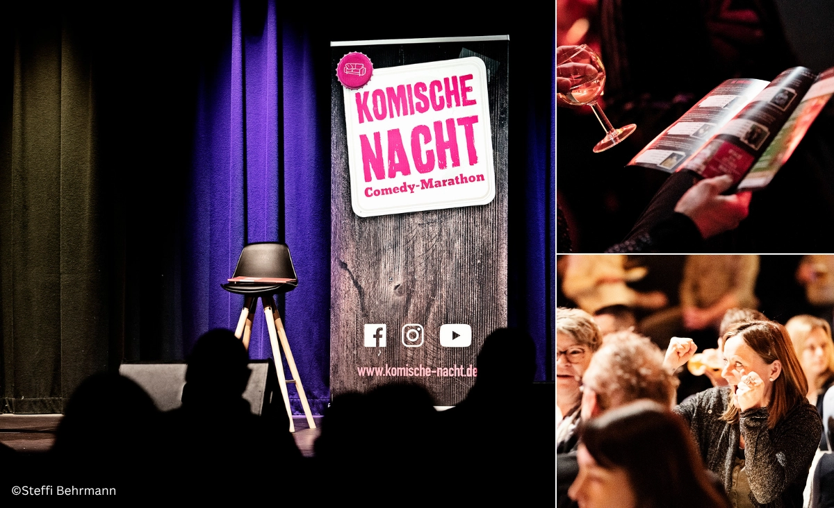 Leere Bühne mit Hocker und Banner 'KOMISCHE NACHT Comedy-Marathon'.