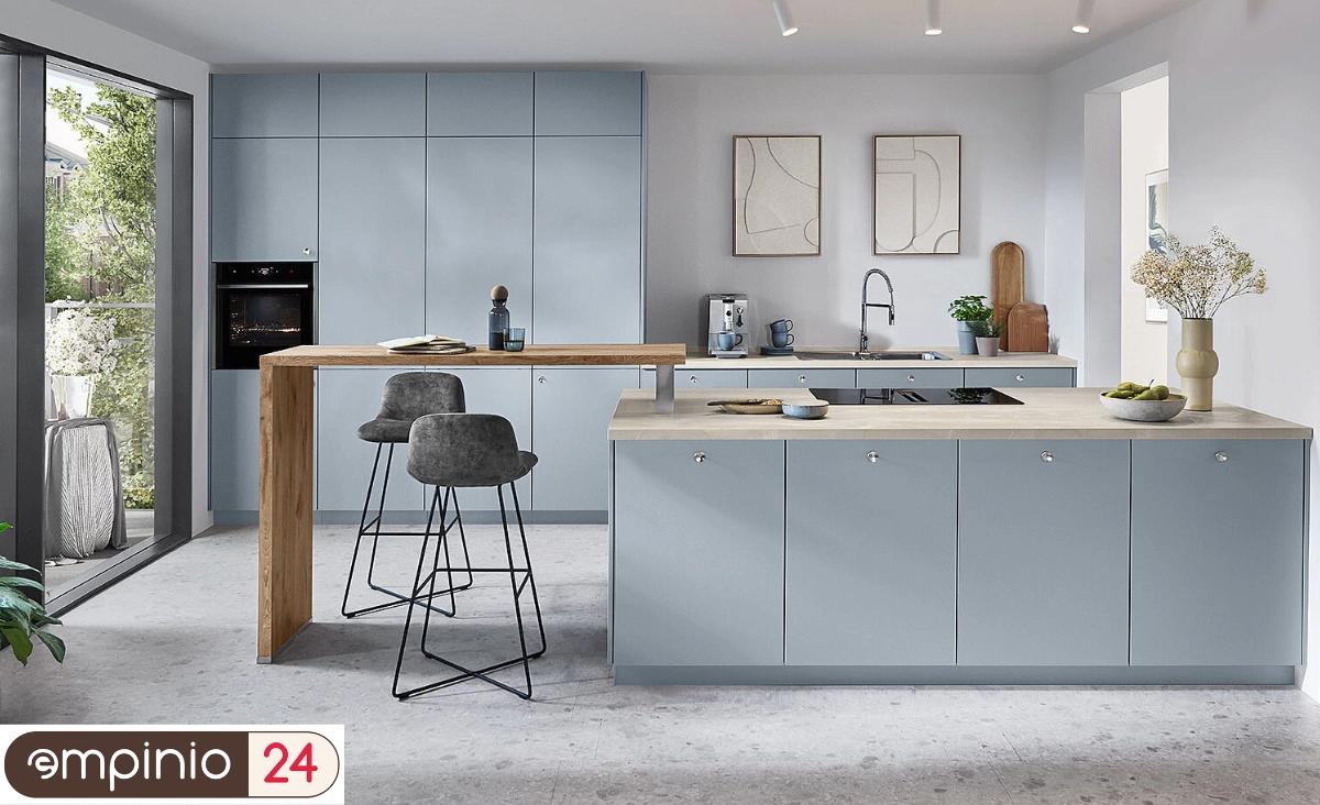 Stilvolle Küche mit blauen Küchenschränken und einer modernen Arbeitsfläche aus dem Küchenstudio Detmold.