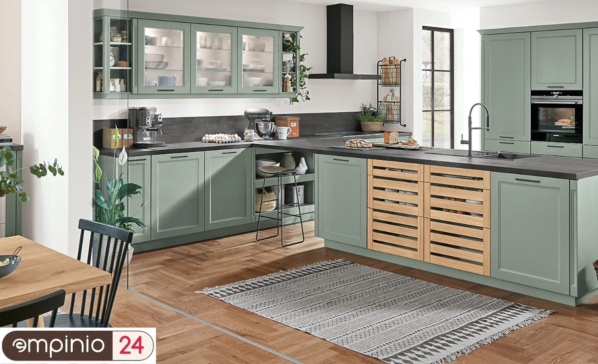 Moderne Küche mit grünen Schränken und Holzfußboden, gemütlich und einladend gestaltet aus dem Küchenstudio Detmold.