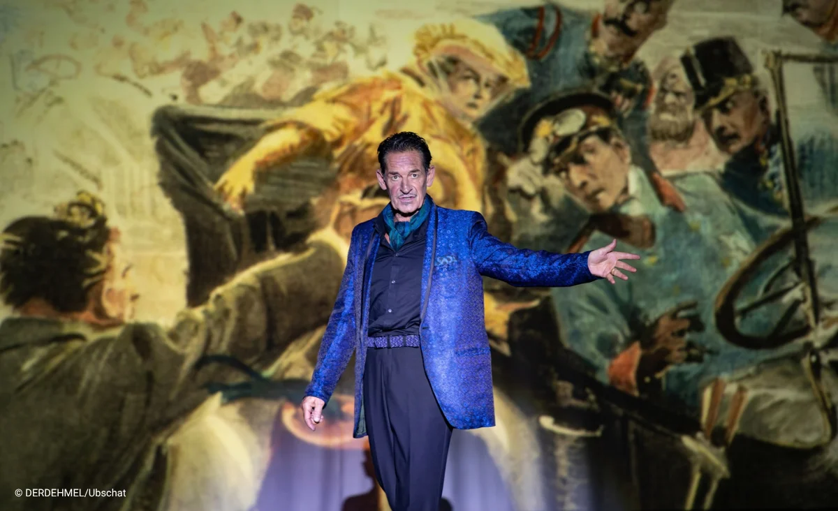 Ein Schauspieler des Putsch Theaterstückes im Schlosspartk Theater