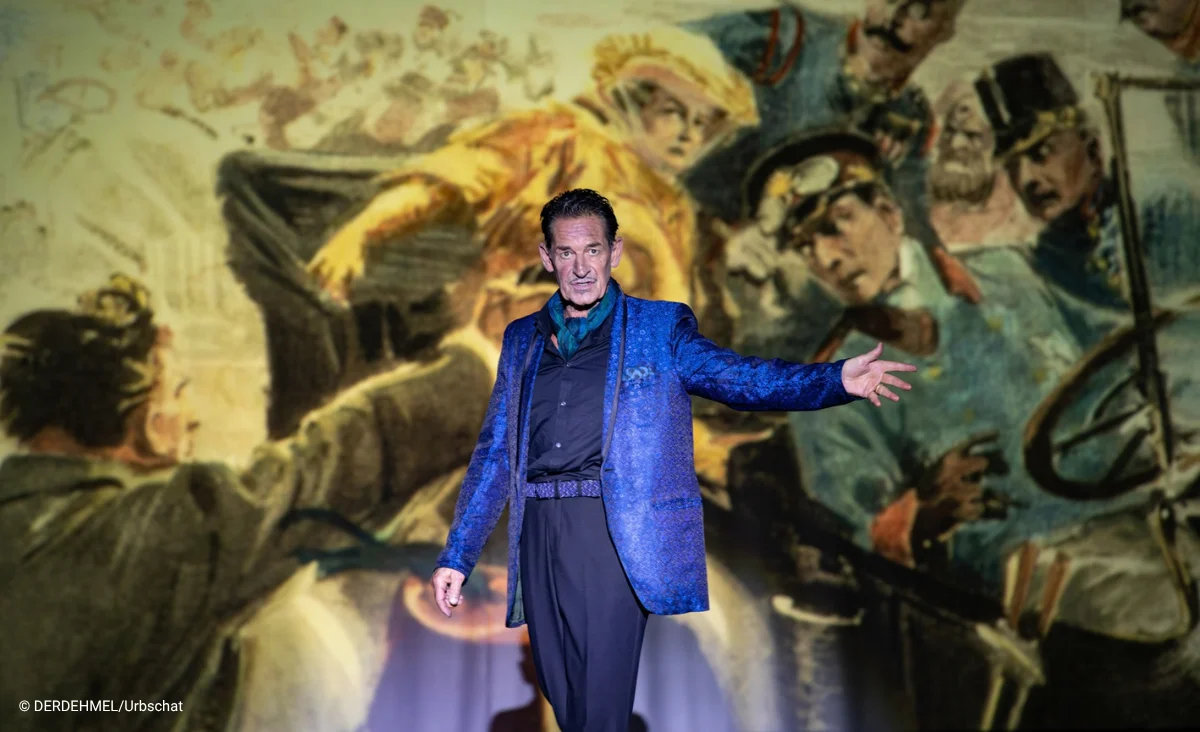 Ein Schauspieler des Putsch Theaterstückes im Schlosspartk Theater