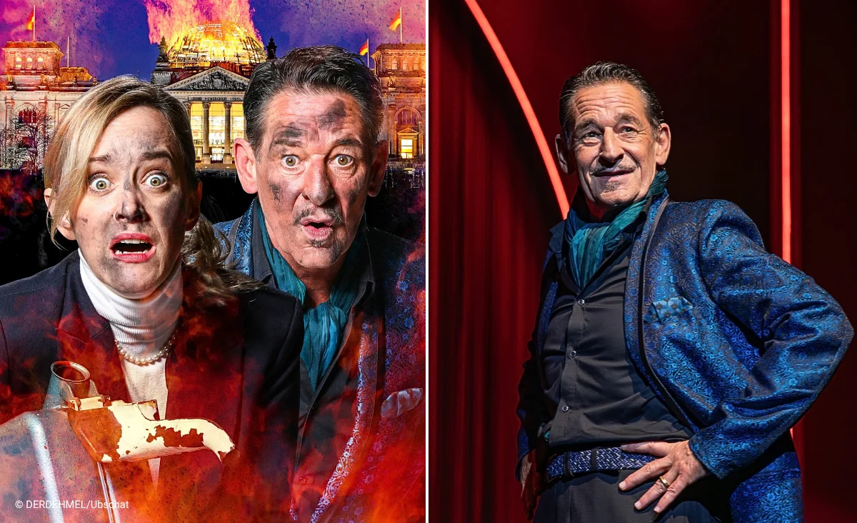 Zwei Schauspieler mit rußverschmierten Gesichtern vor brennendem Gebäude und ein Schauspieler in blauem Glitzerjackett vor rotem Bühnenvorhang