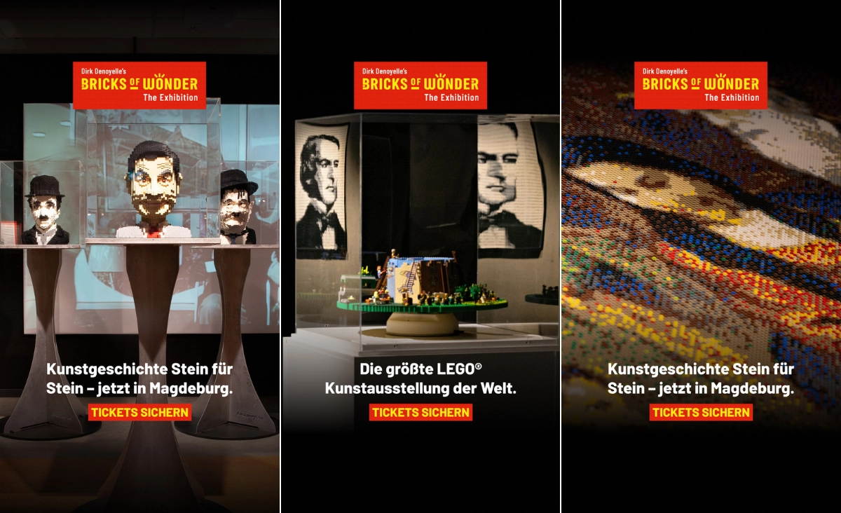 Drei LEGO-Köpfe auf Podesten vor einer Glaswand mit der Aufschrift 'Bricks of Wonder The Exhibition' und Texten zur Kunstausstellung in Magdeburg